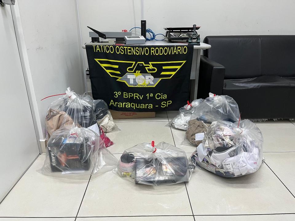 Foto 3 de 4 — TOR flagra carro ‘recheado’ de roupas furtadas na SP-310 em Araraquara; casal de peruanos foi detido e liberado